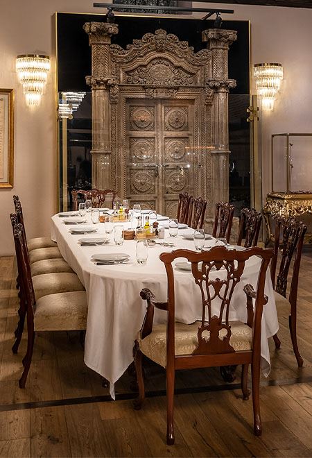 Elegant dining setup with chandelier and high ceilings at Nusret Kapalı Çarşı in Istanbul, offering a luxurious steakhouse experience.