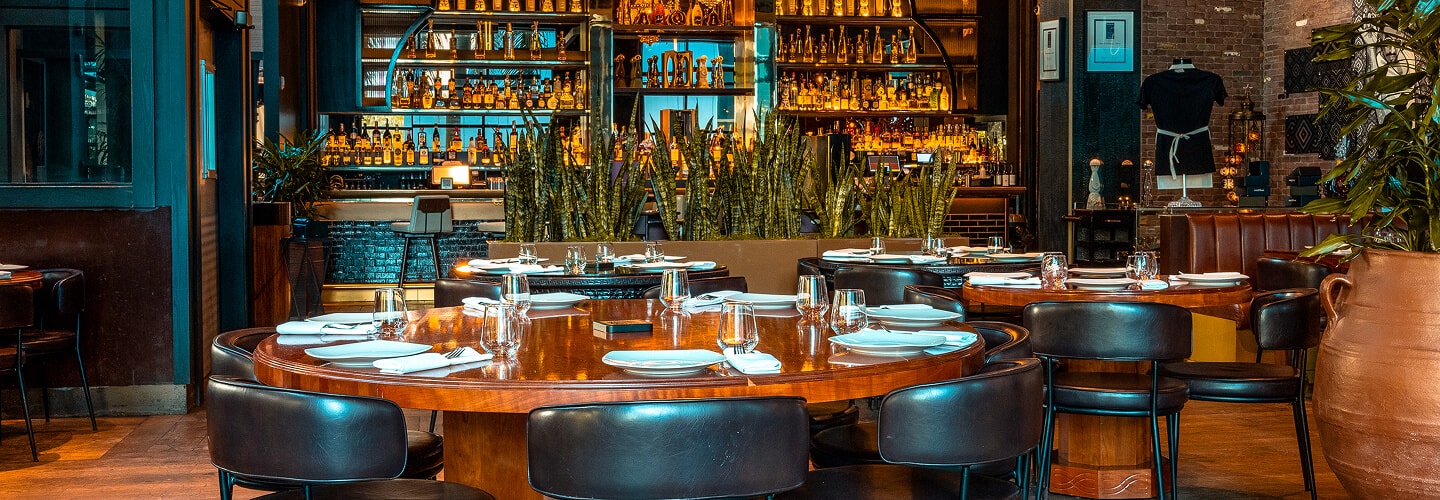 Nusr-Et Miami restoranının zarif yemek düzenine sahip atmosferi